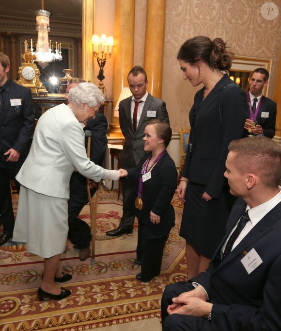 La reine Elizabeth II d'Angleterre félicite Eleanor Simmonds lors d'une réception donnée à Buckingham Palace le 23 octobre 2012 en l'honneur des médaillés olympiques et paralympiques des Jeux olympiques de Londres