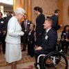 La reine Elizabeth II d'Angleterre et David Weir lors d'une réception donnée à Buckingham Palace le 23 octobre 2012 en l'honneur des médaillés olympiques et paralympiques des Jeux olympiques de Londres