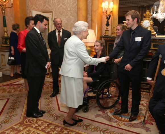 Elizabeth II d'Angleterre et Jason Kenny lors d'une réception donnée à Buckingham Palace le 23 octobre 2012 en l'honneur des médaillés olympiques et paralympiques des Jeux olympiques de Londres