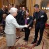 La reine Elizabeth II d'Angleterre et Anthony Ogogo lors d'une réception donnée à Buckingham Palace le 23 octobre 2012 en l'honneur des médaillés olympiques et paralympiques des Jeux olympiques de Londres