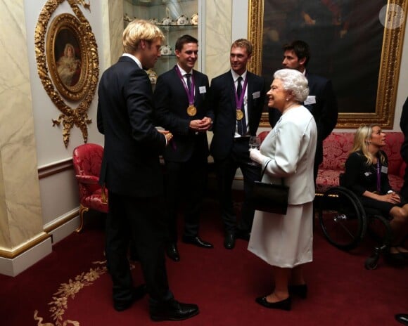La reine Elizabeth II d'Angleterre lors d'une réception donnée à Buckingham Palace le 23 octobre 2012 en l'honneur des médaillés olympiques et paralympiques des Jeux olympiques de Londres