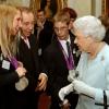 Elizabeth II lors d'une réception donnée à Buckingham Palace le 23 octobre 2012 en l'honneur des médaillés olympiques et paralympiques des Jeux olympiques de Londres