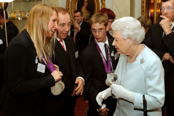 Elizabeth II lors d'une réception donnée à Buckingham Palace le 23 octobre 2012 en l'honneur des médaillés olympiques et paralympiques des Jeux olympiques de Londres