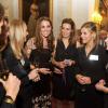La duchesse de Cambridge en compagnie des filles de l'équipe de hockey lors d'une réception donnée à Buckingham Palace le 23 octobre 2012 en l'honneur des médaillés olympiques et paralympiques des Jeux olympiques de Londres