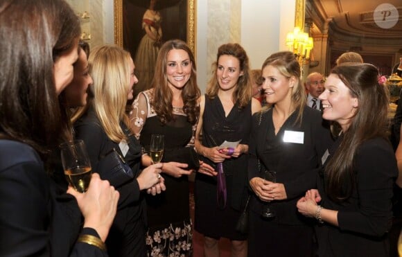 La duchesse de Cambridge en compagnie des filles de l'équipe de hockey lors d'une réception donnée à Buckingham Palace le 23 octobre 2012 en l'honneur des médaillés olympiques et paralympiques des Jeux olympiques de Londres