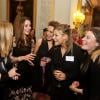 Kate Middleton très complice avec les filles de l'équipe de hockey lors d'une réception donnée à Buckingham Palace le 23 octobre 2012 en l'honneur des médaillés olympiques et paralympiques des Jeux olympiques de Londres