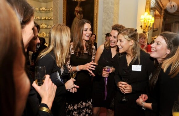 Kate Middleton très complice avec les filles de l'équipe de hockey lors d'une réception donnée à Buckingham Palace le 23 octobre 2012 en l'honneur des médaillés olympiques et paralympiques des Jeux olympiques de Londres
