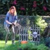 Rumer Willis surprise dans son jardin préparant son jardin pour la fête d'Halloween le 23 octobre 2012