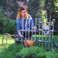 Rumer Willis surprise dans son jardin préparant son jardin pour la fête d'Halloween le 23 octobre 2012