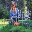 Rumer Willis surprise dans son jardin préparant son jardin pour la fête d'Halloween le 23 octobre 2012