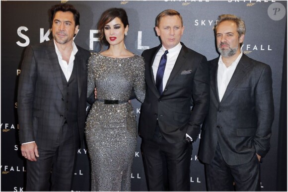 Daniel Craig, Bérénice Marlohe, Javer Bardem et Sam Mendes lors de l'avant-première du dernier James Bond, Skyfall, à Paris le 24 octobre 2012