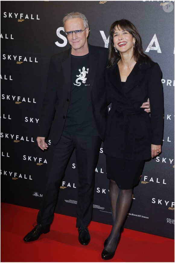 Sophie Marceau et Christophe Lambert heureux lors de l'avant-première du dernier James Bond, Skyfall, à Paris le 24 octobre 2012