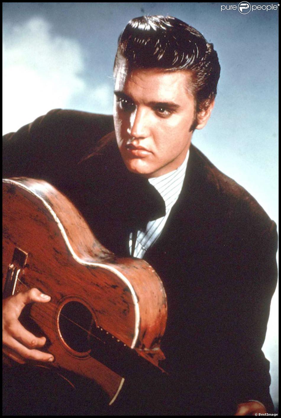 Elvis Presley le King avec sa guitare.