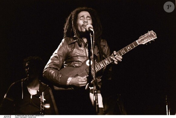 Le chanteur et musicien Bob Marley en concert.