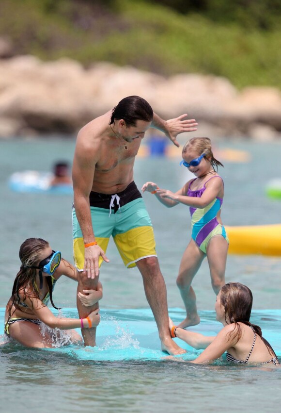 L'ex-mari de Peter Facinelli et ses 3 filles, Luca, Lola et Fiona passent des vacances à Honolulu le 31 août 2012.