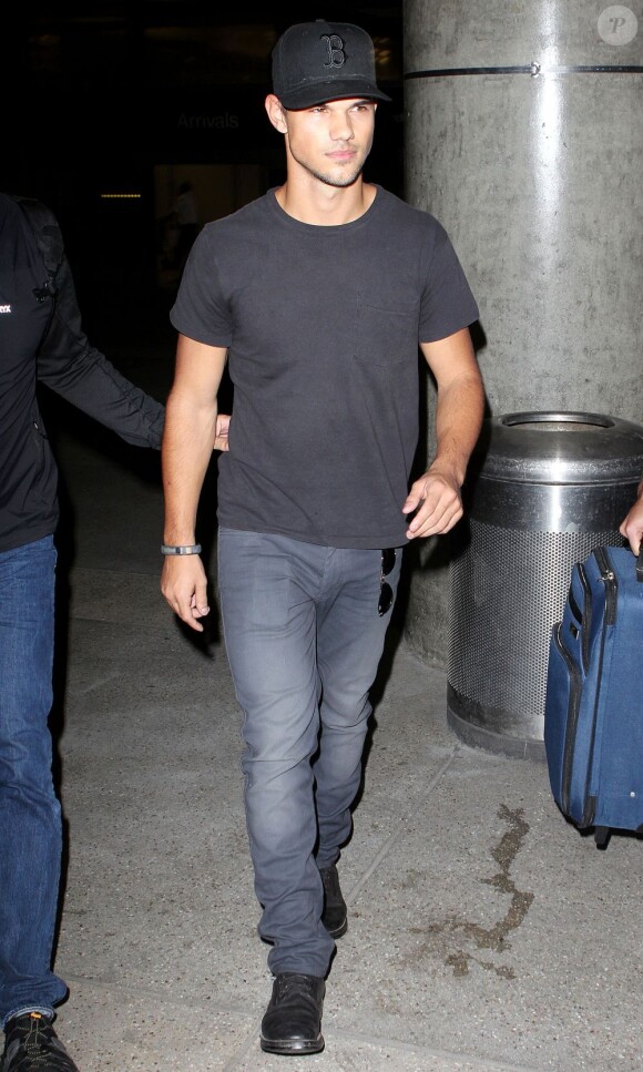 Taylor Lautner arrivant à Los Angeles le 25 octobre 2012