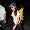 Kristen Stewart et Robert Pattinson sortent séparément de l'aéroport de Los Angeles le 25 octobre 2012. K-Stew venait du Japon où elle a fait la promotion de Twilight 5