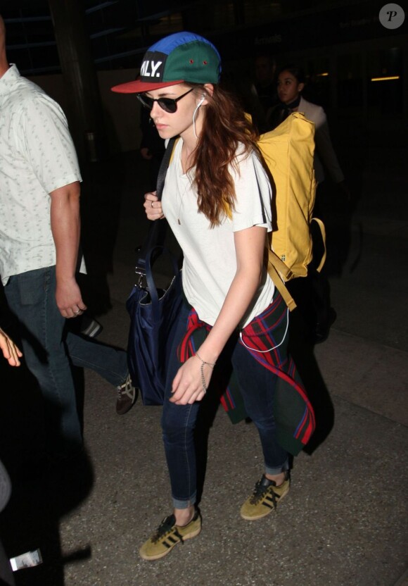 Kristen Stewart et Robert Pattinson sortent séparément de l'aéroport de Los Angeles le 25 octobre 2012. K-Stew venait du Japon où elle a fait la promotion de Twilight 5