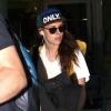 Kristen Stewart et Robert Pattinson sortent séparément de l'aéroport de Los Angeles le 25 octobre 2012. K-Stew venait du Japon et R-Patz d'Australie