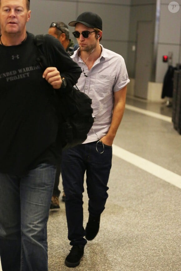 Kristen Stewart et Robert Pattinson sortent séparément de l'aéroport de Los Angeles le 25 octobre 2012. R-Patz venait d'Australie où il a assuré la promotion de Twilight 5