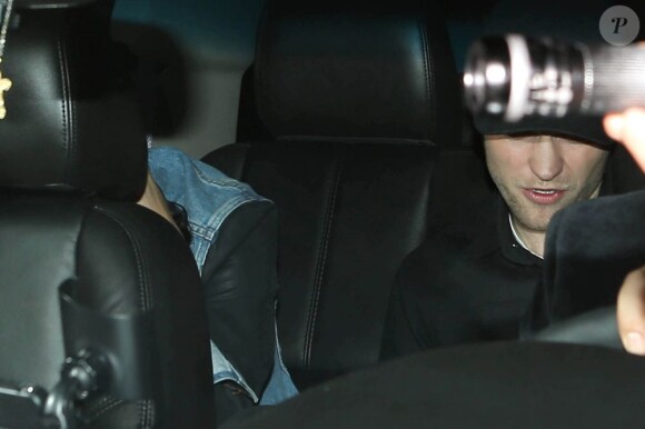 Robert Pattinson et Kristen Stewart se cachent lorsqu'ils sortent ensemble de la fête d'anniversaire de leur amie Katy Perry à Los Angeles le 25 octobre 2012