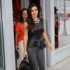 Kim Kardashian à Miami, souriante et épanouie, nous cache-t-elle une heureuse nouvelle de fiançailles ? 24 octobre 2012