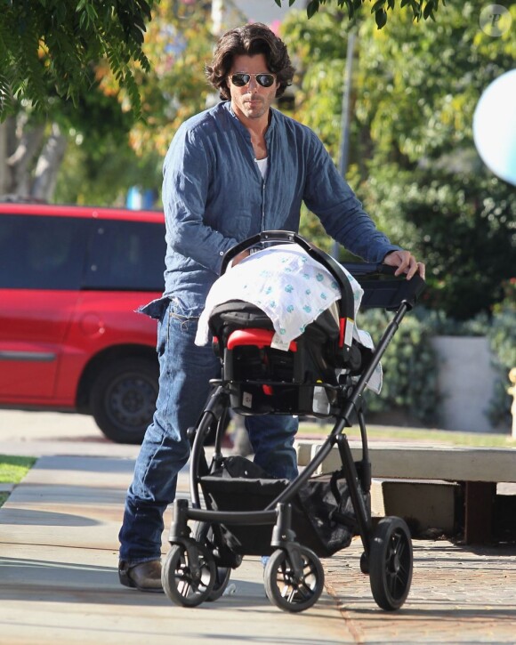 Greg Lauren à Los Angeles avec son fils le 17 septembre 2012.