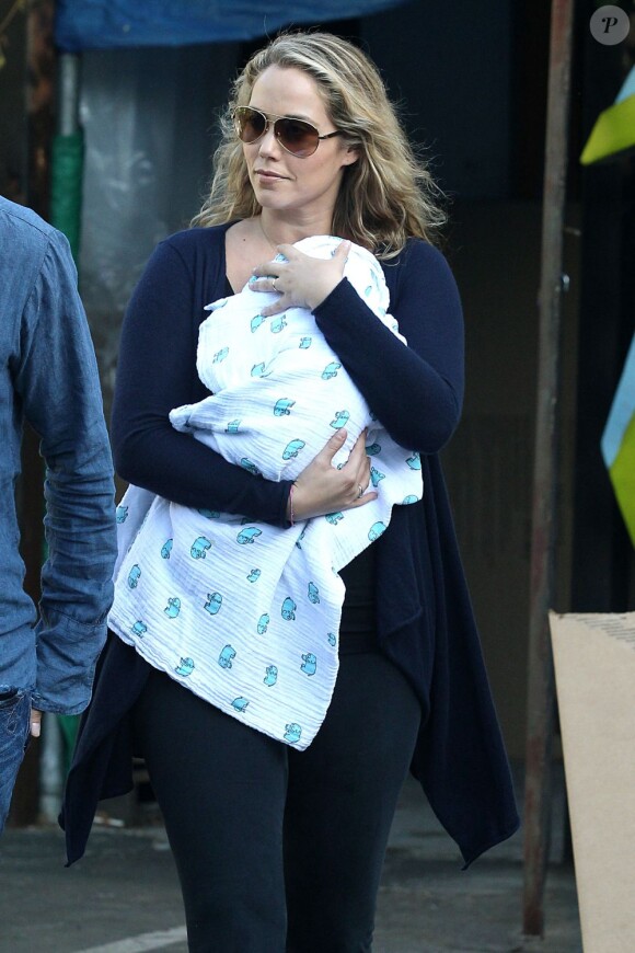 Elizabeth Berkley à Los Angeles avec son fils le 17 septembre 2012.