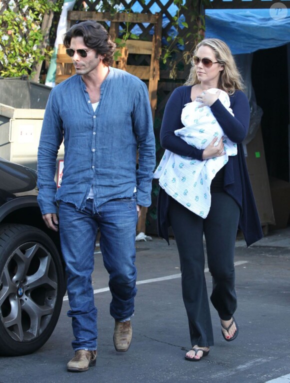 Elizabeth Berkley et son mari Greg Lauren avec leur fils Skyler Cole à Los Angeles le 17 septembre 2012.