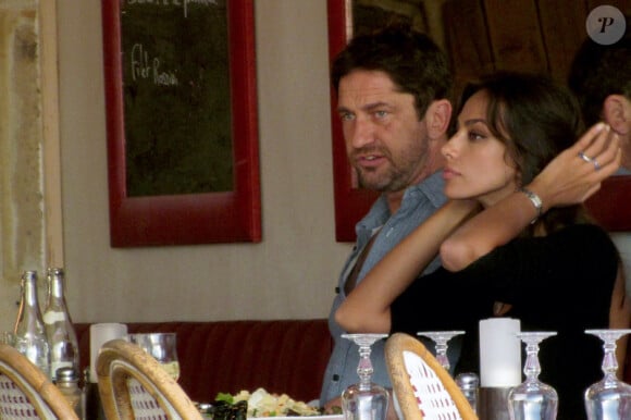 Gerard Butler ne cache plus son amour pour l'actrice Madalina Ghenea, le samedi 13 octobre, dans le sud de la France.