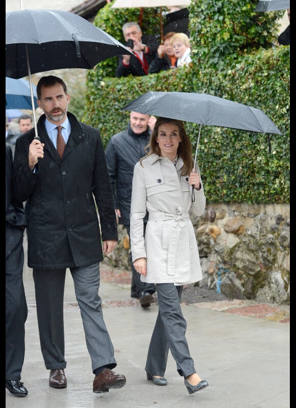 Letizia et Felipe d'Espagne visitent sous la pluie le village de Bueno aux Asturies, nommé village exemplaire, le 27 octobre 2012