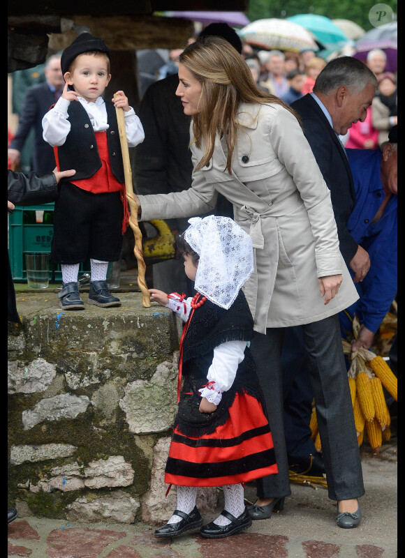 Letizia et Felipe d'Espagne visitent le village de Bueno aux Asturies, nommé village exemplaire, le 27 octobre 2012