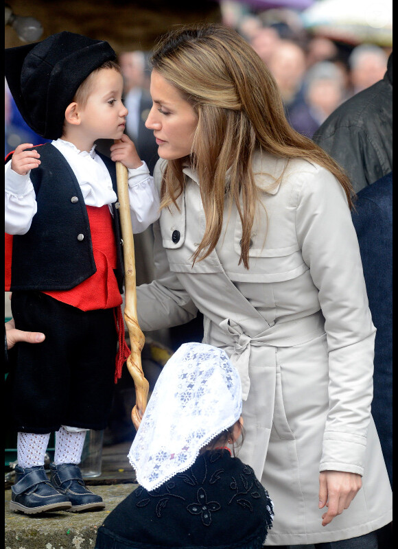 Letizia et Felipe d'Espagne visitent le village de Bueno aux Asturies, nommé village exemplaire, le 27 octobre 2012