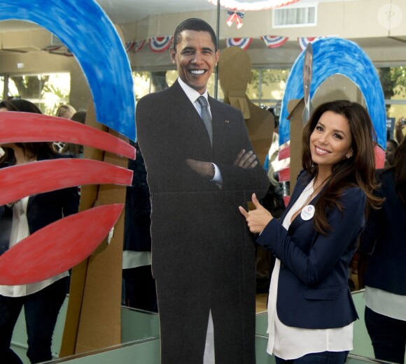 Eva Longoria pose avec un Barack Obama en carton en Floride le 27 octobre 2012.