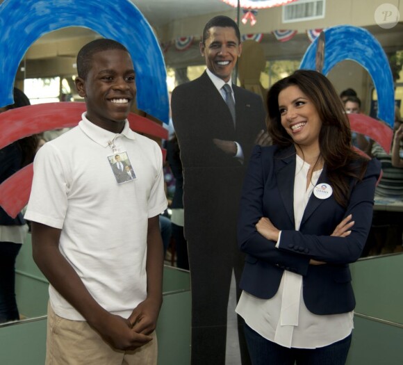 Eva Longoria, avec un jeune démocrate et un Barack Obama en carton le 27 octobre 2012 en Floride.