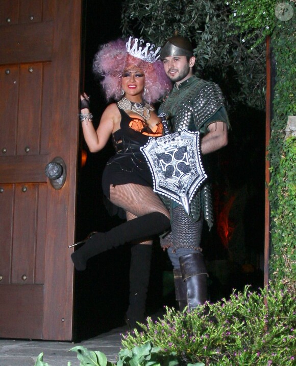 Christina Aguilera et son petit ami Matthew Rutler devant leur domicile à Beverly Hills, le 27 octobre 2012.
