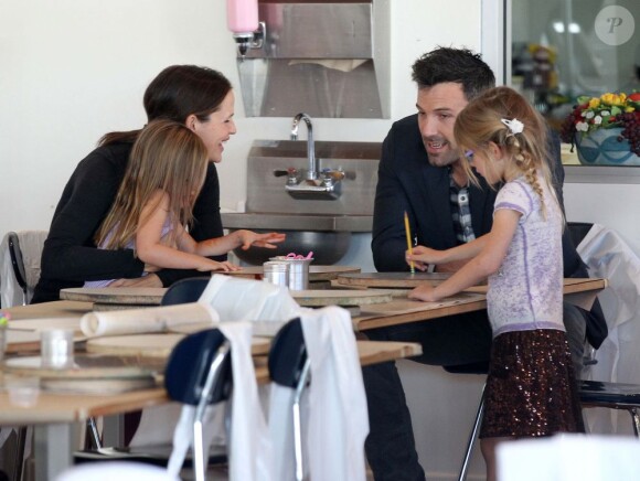 Jennifer Garner et Ben Affleck complices avec leurs filles le 28 octobre 2012.