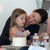 Jennifer Garner aide sa fille à faire un gâteau dans un atelier de confection de pâtisseries le 28 octobre 2012.