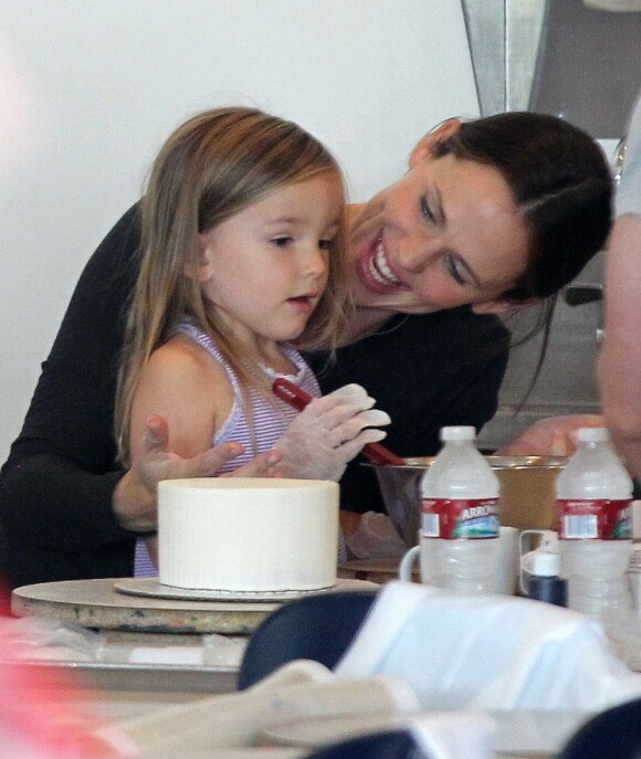 Jennifer Garner aide sa fille à faire un gâteau dans un atelier de confection de pâtisseries le 28 octobre 2012.
