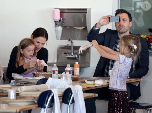 Ben Affleck prend sa fille en photo lors d'un après-midi en famille, le 28 octobre 2012.
