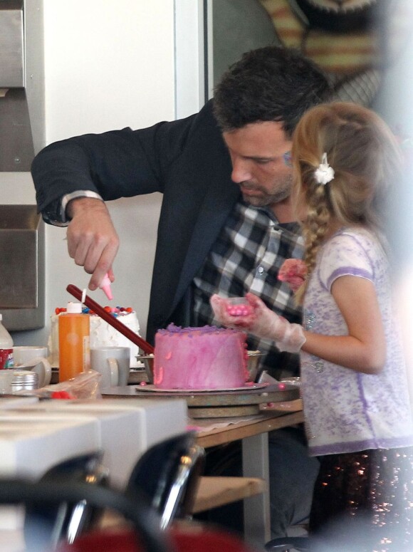 Ben Affleck apporte la touche finale au gâteau rose de sa fille dans un atelier de confection de pâtisseries le 28 octobre 2012.