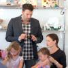 Jennifer Garner, Ben Affleck et leurs deux filles dans un atelier de confection de pâtisseries le 28 octobre 2012.