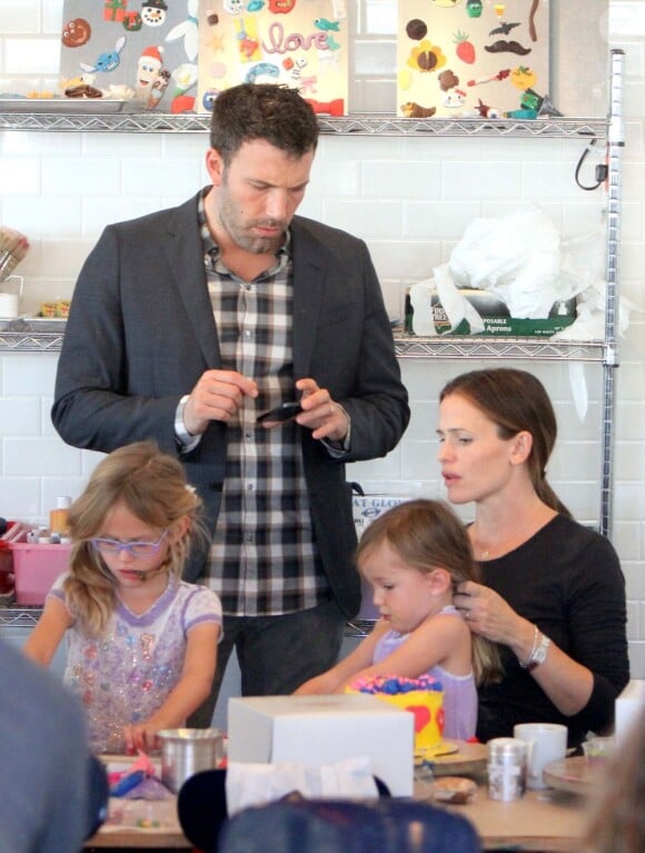 Jennifer Garner, Ben Affleck et leurs deux filles dans un atelier de confection de pâtisseries le 28 octobre 2012.