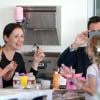 Jennifer Garner et Ben Affleck sont fans de leurs filles qui sont en pleine séance de confection de gâteaux, le 28 octobre 2012.