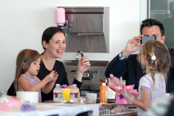 Jennifer Garner et Ben Affleck sont fans de leurs filles qui sont en pleine séance de confection de gâteaux, le 28 octobre 2012.