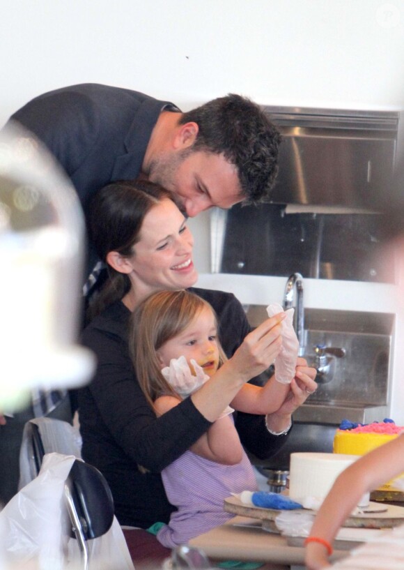 Ben Affleck embrasse tendrement Jennifer Garner. La famille a passé la journée dans un atelier de confection de pâtisseries à West Hollywood, le 28 octobre 2012.