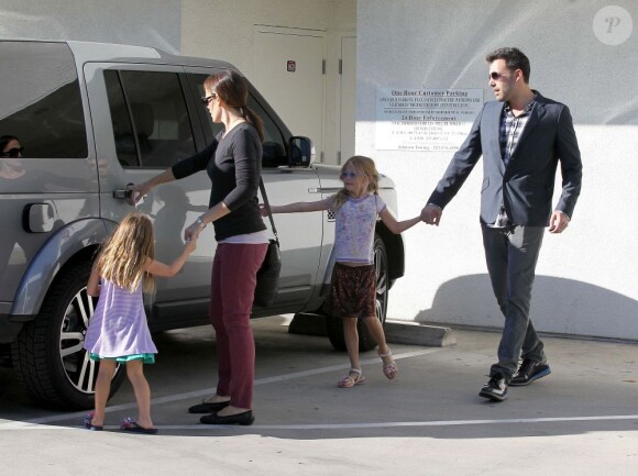 Toute la petite famille rentre à la maison après avoir réalisé des gâteaux dans un atelier à West Hollywood, le 28 octobre 2012.