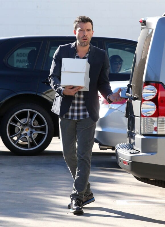Ben Affleck charge dans sa voiture les délicieuses pâtisseries à West Hollywood, le 28 octobre 2012.