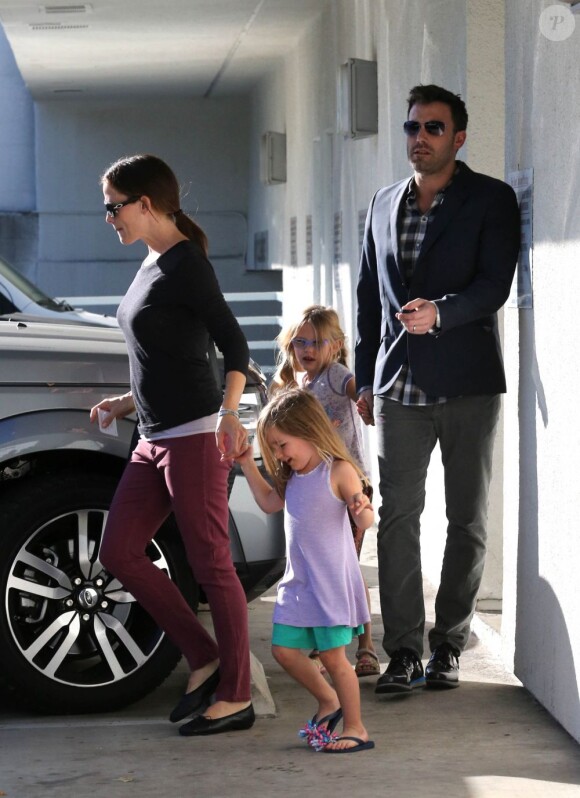 Jennifer Garner et Ben Affleck ont emmené leurs filles Seraphina et Violet à un atelier de confection de pâtisseries à West Hollywood, le 28 octobre 2012.