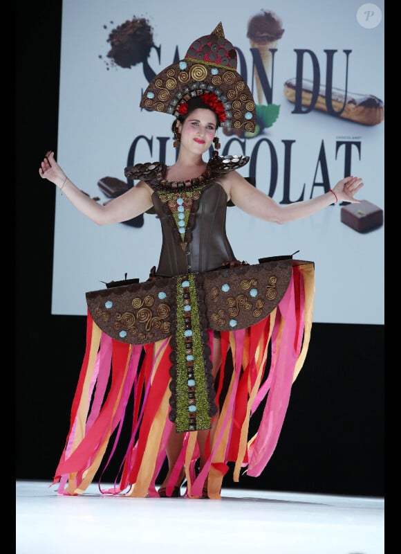 Joséphine Drai lors du défilé qui lance le Salon du chocolat à la Porte de Versailles le 30 octobre 2012 à Paris